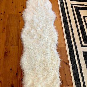 Faux sheep fur white rug